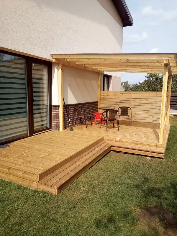 Pušies terasa su stogine 