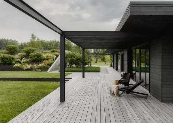 Alyvuotų pušinių lentų terasa su pergola 