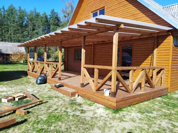 Terasa su stogine Dzukijos kaimo sodyboje 